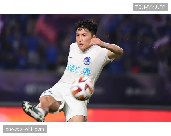 大连人vs沧州雄狮比赛因区域性强降雨中断半小时